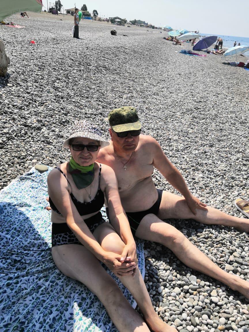 Бабушка и дедушка вместе на пляже